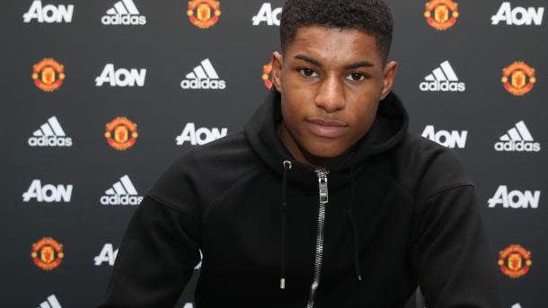 Rashford signs his contract | Photo: Manchester United, via ManUtd.com