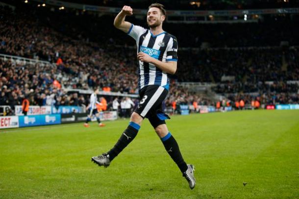 Dummett celebrates his late equaliser in thriller with Manchester United | Photo: mirror.co.uk