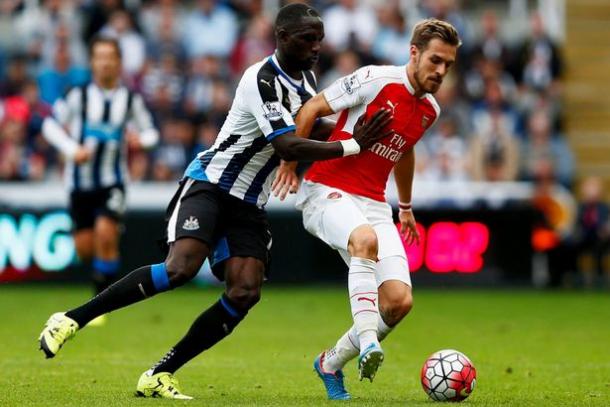 Sissoko pelea un balón con Ramsey la temporada pasada. Foto: Premier League