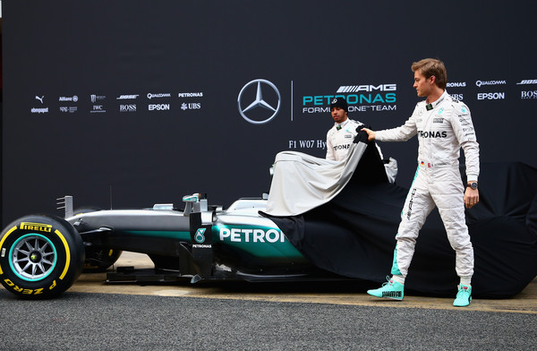 Lewis Hamilton y Nico Rosberg descubriendo el W07 | Foto: Getty Images