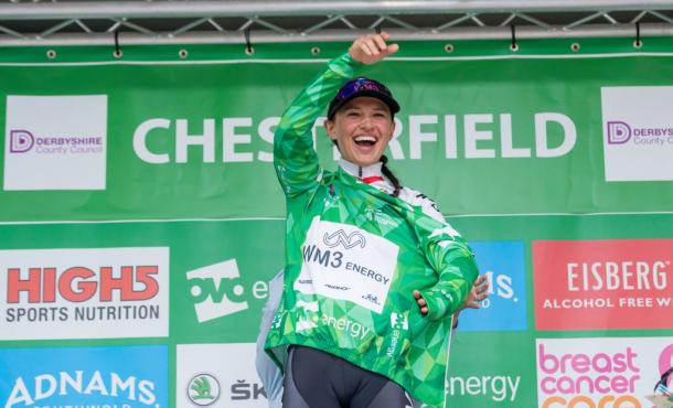 Niewiadoma adjudicandose la general del Ovo Energie Women´s Tour | Fuente: Tim de Waele