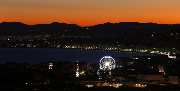 La costa de Niza brilla por la noche. // Foto: Getty Images