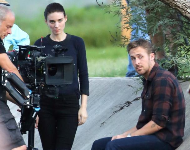 Rooney Mara y Ryan Gosling durante el rodaje de Weightless. Foto: variety.com