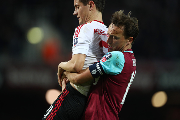 Noble lifts up Herrera in his frustration | Photo: Paul Gilham/Getty Images Sport