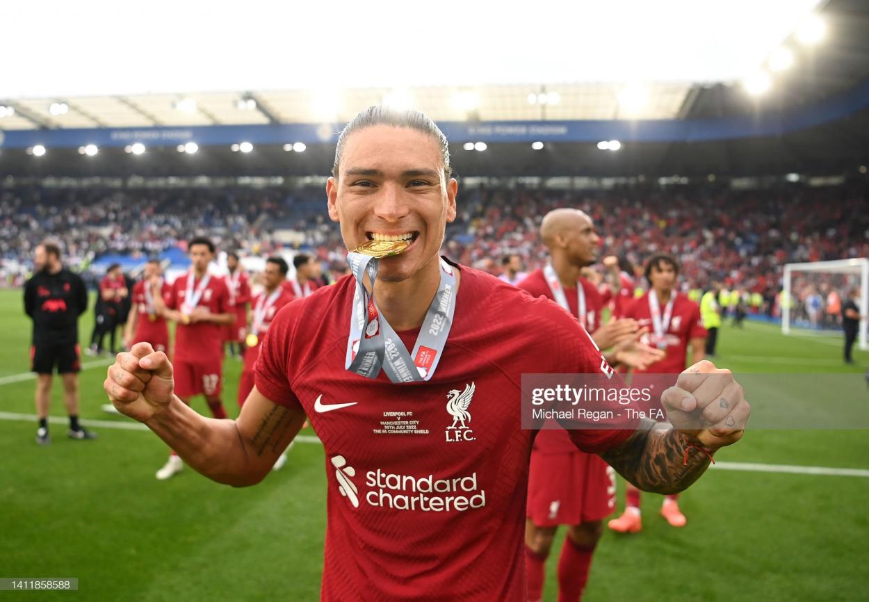 LEICESTER, ENGLAND - JULY 30: Darwin Nunez of Liverpool bites their winners medal after the final whistle of The FA Community Shield between <strong><a  data-cke-saved-href='https://www.vavel.com/en/football/2021/03/19/fulham/1064193-fulham-1-2-leeds-united-bamford-shines-in-enthralling-contest.html' href='https://www.vavel.com/en/football/2021/03/19/fulham/1064193-fulham-1-2-leeds-united-bamford-shines-in-enthralling-contest.html'>Manchester City</a></strong> and Liverpool FC at The King Power Stadium on July 30, 2022 in Leicester, England. (Photo by Michael Regan - The FA/The FA via Getty Images)