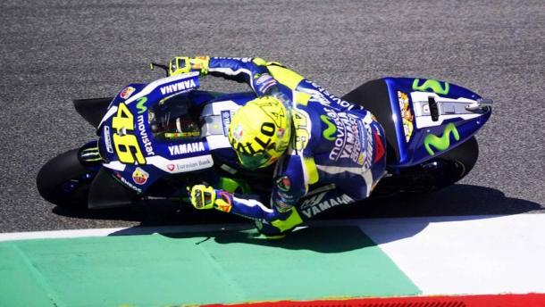 Rossi con il casco speciale "MUGIALLO". Fonte: La Stampa.
