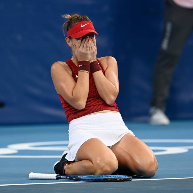 <b><a data-cke-saved-href='https://vavel.com/es/masdeportes/2021/07/29/juegos-olimpicos/1080054-belinda-bencic-va-por-el-doble-oro.html' href='https://vavel.com/es/masdeportes/2021/07/29/juegos-olimpicos/1080054-belinda-bencic-va-por-el-doble-oro.html'>Belinda Bencic</a></b> proclamándose campeona en Tokio. (Fuente: Twitter @ITF)