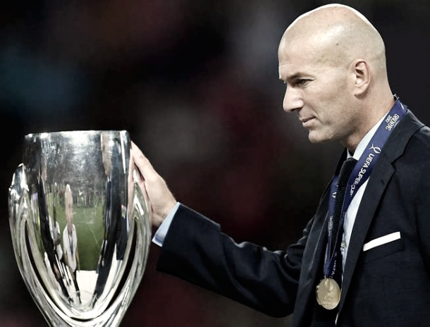 Zinedine Zidane junto la cuarta Supercopa de Europa del Real Madrid | Foto: Página web Real Madrid