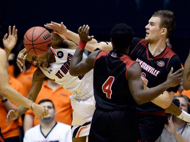 Giga and the Gamecocks played stifling defense all game long/Photo: Mark Zaleski/Associated Press