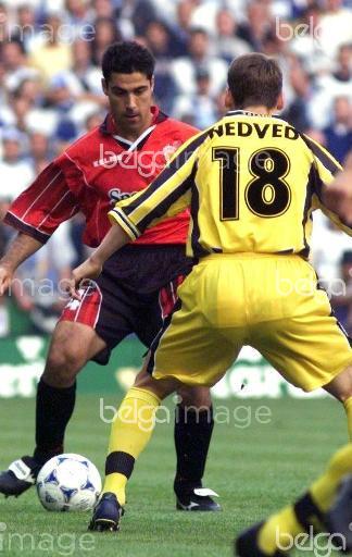 Javier Olaizola disputa el balón con Nedved en la final de la Recopa de Europa ante la Lazio en 1999