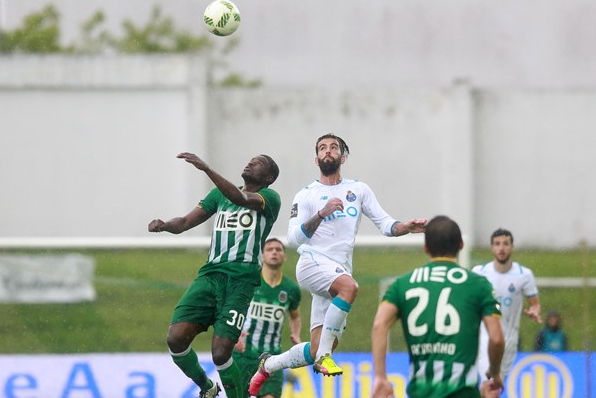 Sérgio Oliveira pugna por un balón aéreo con Wakaso | Foto: FC Porto