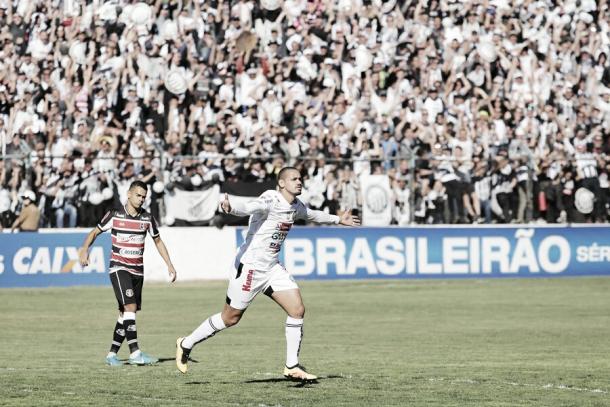Alisson comemorando seu gol (Foto:José Tramontin/OFEC)
