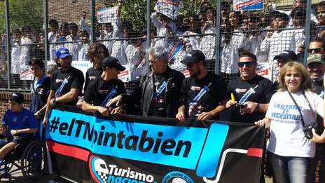 Daniel Osvaldo junto a Leo Pernía, Emanuel Moriatis, Luciano Ventricelli y Directivos del TN en la Campaña Solidaria "El TN pinta bien". Foto: APAT.