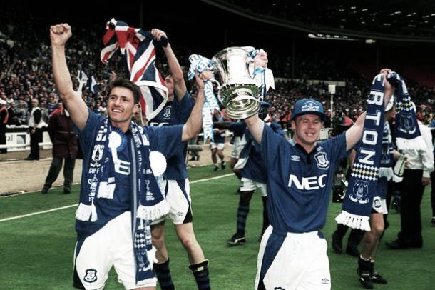 Everton's Paul Rideout (left) and Graham Stuart with the FA Cup in 1995. | Image: Liverpool Echo