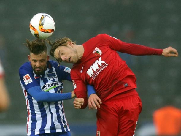 Plattenhardt y Esswein disputan un balón. | Fuente: kicker.de