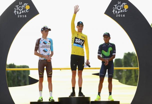 Froome, escoltado el podio del Tour de Francia 2016 por Bardet y Quintana | Foto: Getty Images