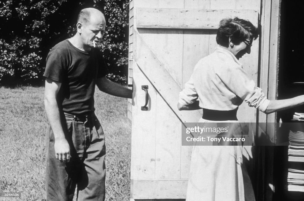  El estudio de Pollock  23 de agosto de 1953: Los pintores estadounidenses casados Jackson Pollock (1912 - 1956) y Lee Krasner (1908 - 1984) entran por la puerta del granero de su estudio 'The Springs' en East Hampton, Nueva York. (Foto por Tony Vaccaro/Hulton Archive/Getty Images)