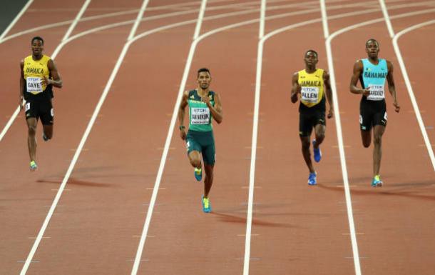 Van Niekerk ahead of the rest of the field in the final stages (Getty/Patrick Smith)