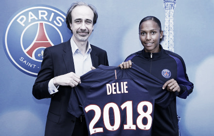 Delie and Boindrieux pose together as Delie signs a new contract | Source: psg.fr