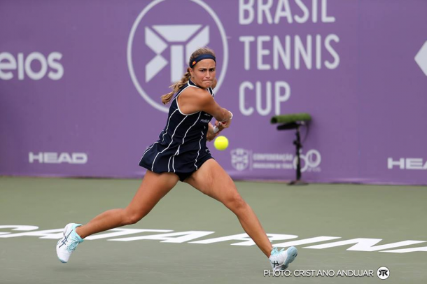 Monica Puig hits a backhand during her semifinal match against Irina-Camelia Begu at the 2016 Brasil Tennis Cup. | Photo: Cristiano Andujar