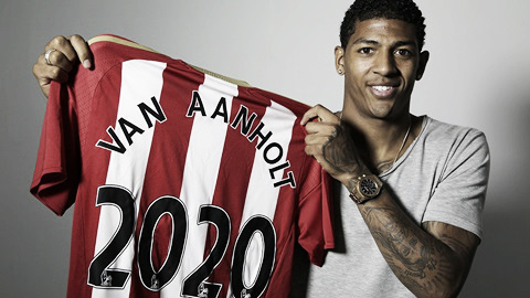 Above: Patrick van Aanholt has signed a new deal with Sunderland AFC until 2020 | Photo: safc.com