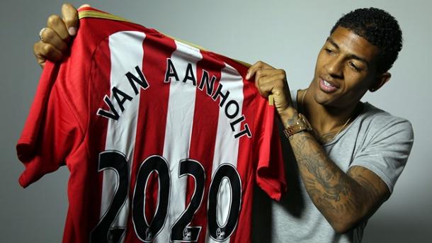 Van Aanholt poses with his '2020' shirt. (Photo: Sunderland AFC)