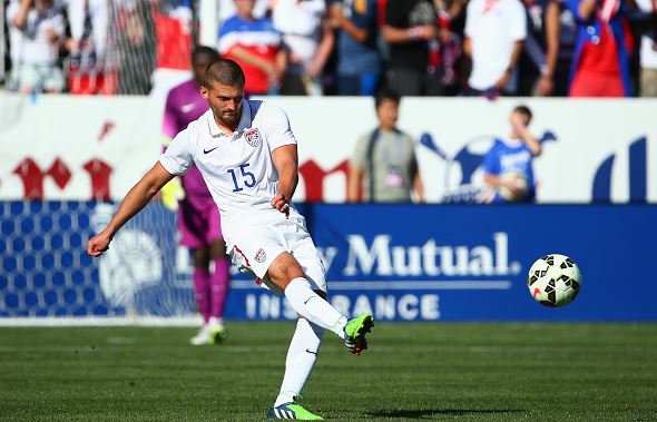 Perry Kitchen passes the ball during the international men's friendly match on February 8, 2015 Victor Decolongon - Getty Images