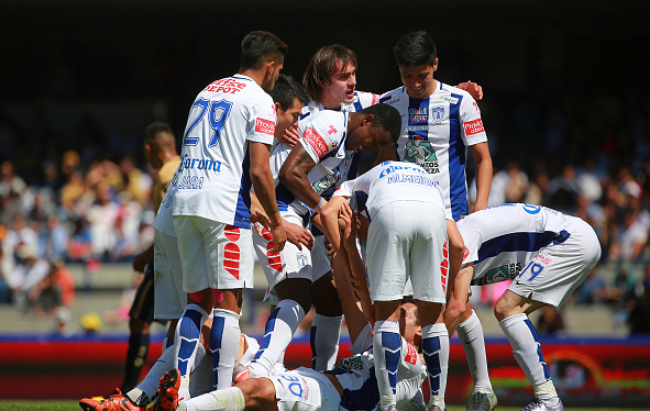 Omar Gonzalez of Pachuca celebrates with his teammates after scoring against Pumas / Hector Vivas - LatinContent/Getty Images