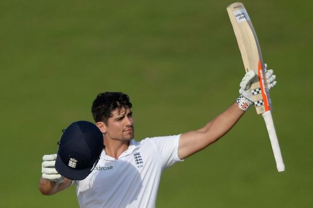 Cook raises his bat during the ashes (photo: reuters)