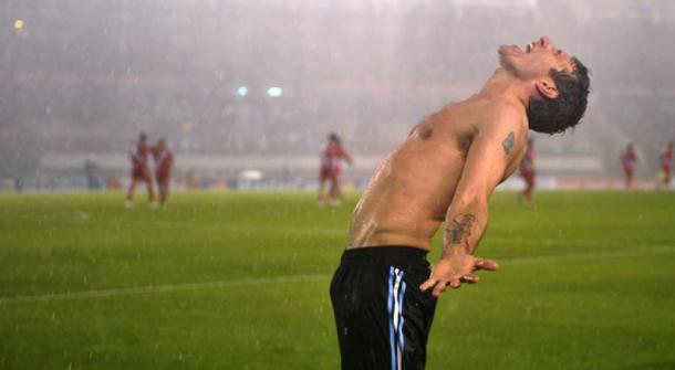 Martin Palermo festeja bajo la lluvia el agónico gol del triunfo frente a Perú | Foto: Olé.