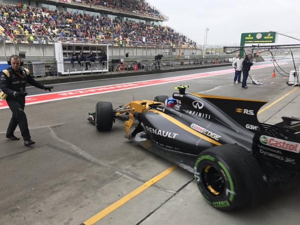 Jolyon Palmer deixa os pits (Foto: Divulgação/Renault Sport F1)