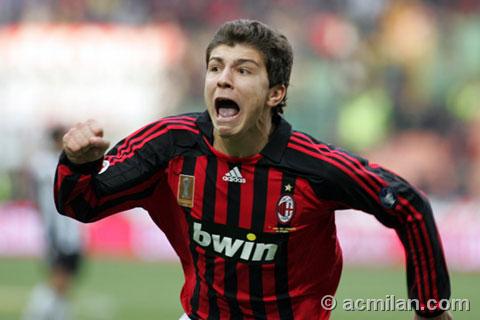 Celebrando uno de sus goles con el Milán | Foto: AC Milán