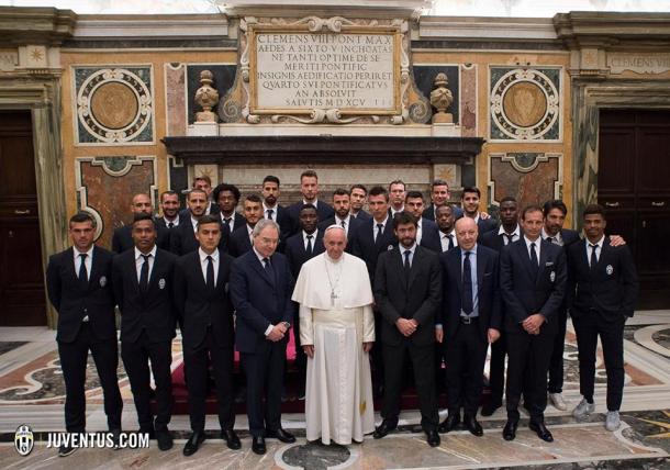 Delegação da Juve posa para foto ao lado do Papa Francisco (Foto: Divulgação/Juventus)