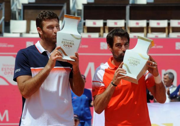 Fabrice Martin and Jérémy Chardy lifting their winner trophies in Estoril. (Photo by Millennium Estoril Open)