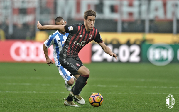 Pasalic in azione contro il Pescara, acmilan.com