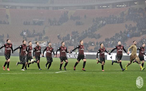 El equipo celebra el pase a cuartos de Coppa | Foto: Milan