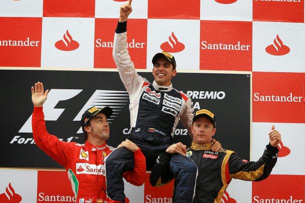 Alonso y Räikkönen aúpan a a Maldonado tras su victoria en España 2012