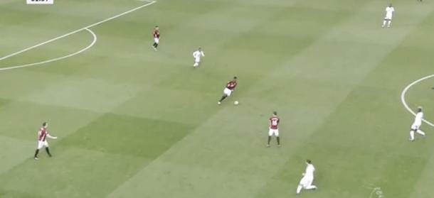 Pogba bajando a recibir entre centrales. Imagen: Youtube.