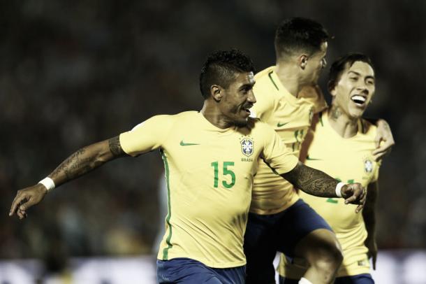 Paulinho celebra um de seus três gols (Foto: Lucas Figueiredo/CBF)
