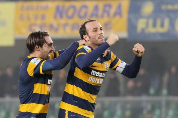 Pazzini celebra un gol con la camiseta del Hellas Verona | Foto: Lega B