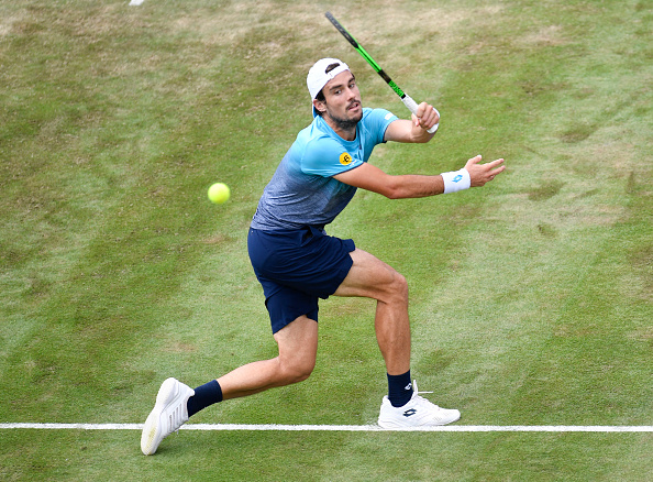 Pella teve poucas chances no saque de Federer e caiu em Stuttgart (Foto: THOMAS KIENZLE/AFP/Getty Images)