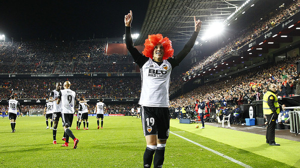 La famosa peluca de Juame Ortí presente ante el Barcelona | Fotografía: Valencia CF