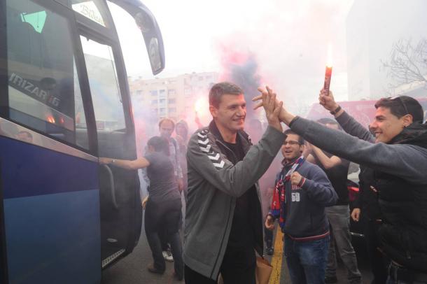 Perasovic agradece a la afición el recibimiento brindado al equipo tras el triunfo en el OAKA. (Foto: El Correo)