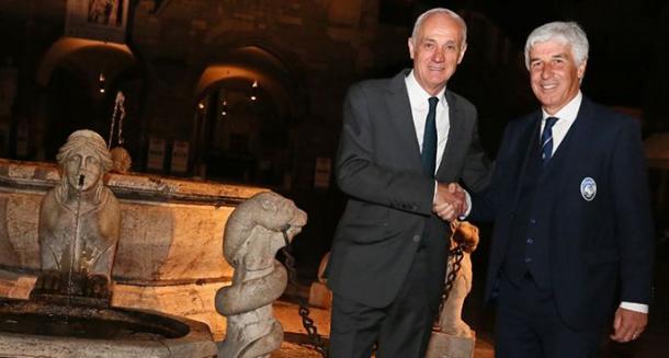 Antonio Percassi y Gasperini en la foto oficial de la renovación del italiano / Foto: Atalanta BC