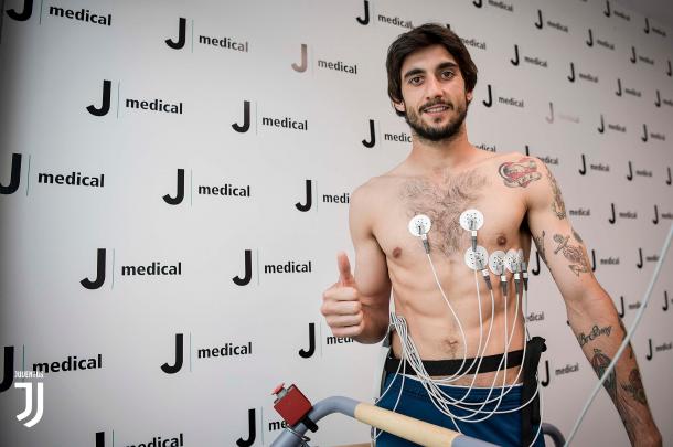 Mattia pasando el reconocimiento médico con la Juve / Foto: Juventus