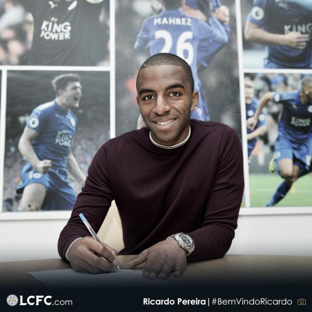 Pereira firma contrato con el Leicester. Foto: Leicester.