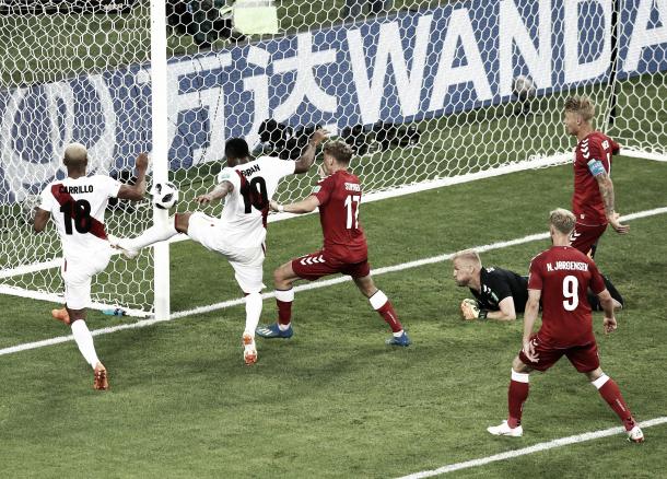 Perú no pudo anotar ante Dinamarca. Foto: FIFA.com.