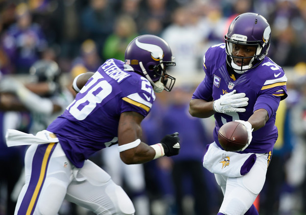 Teddy Bridgewater hands the ball off to Adrian Peterson