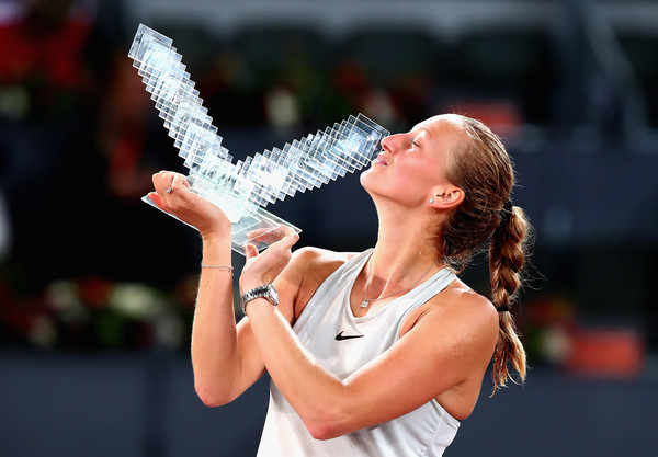 Petra Kvitova kissing her Mutua Madrid Open trophy | Photo: Clive Brunskill/Getty Images Europe