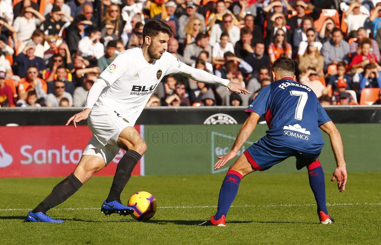 Piccini contra el Huesca | Foto: Valencia CF
